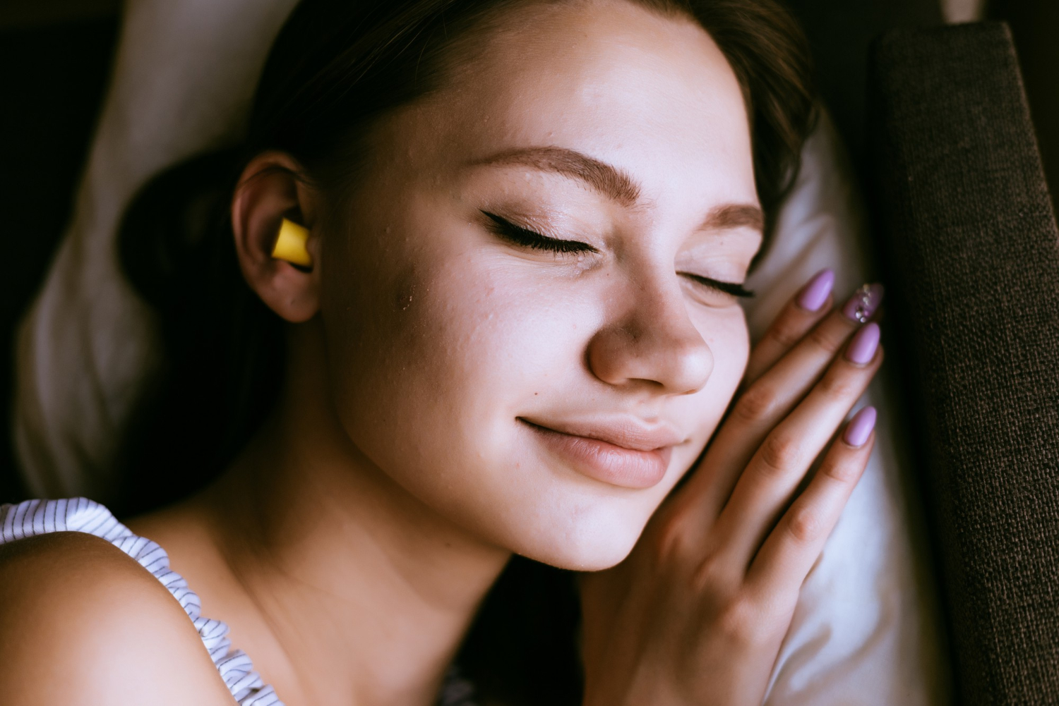 Cum te pot ajuta dopurile de urechi pentru a avea un somn linistit?