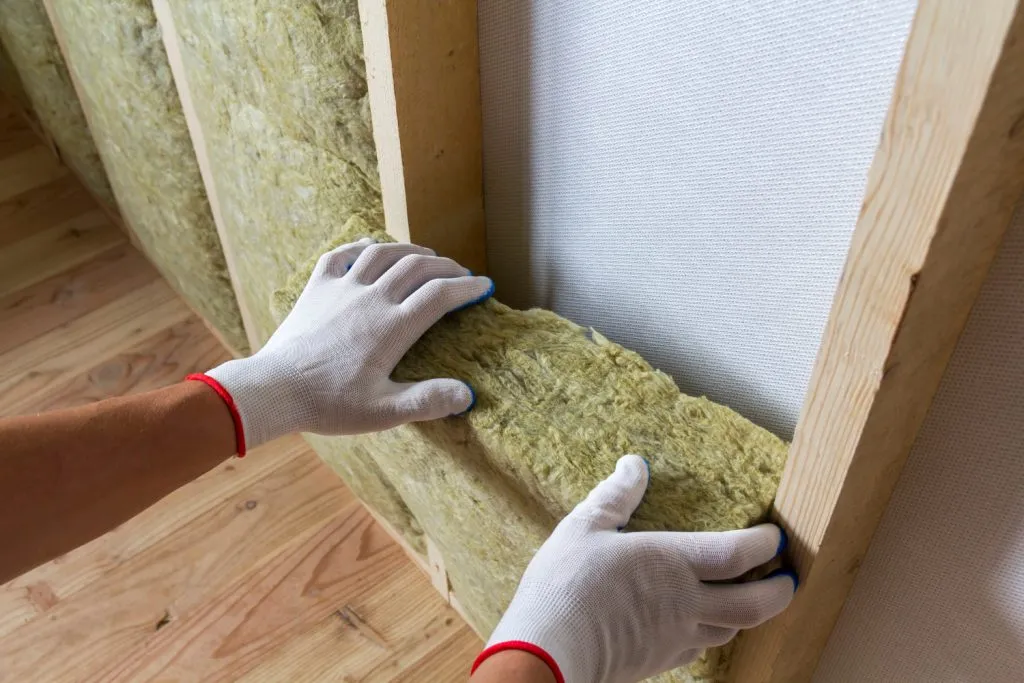 Avantajele Vatei Minerale pentru Izolații: Eficiență Termică și Protecție Acustică