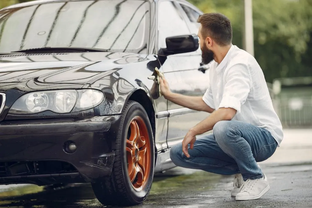 Cum Vremea Poate Deteriora Mașina Ta: Ghidul Complet pentru Protejarea Vehiculului Tău