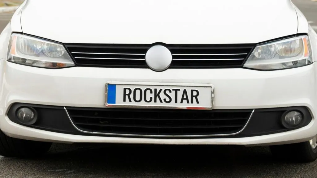 Din ce este făcut un suport de numere auto?