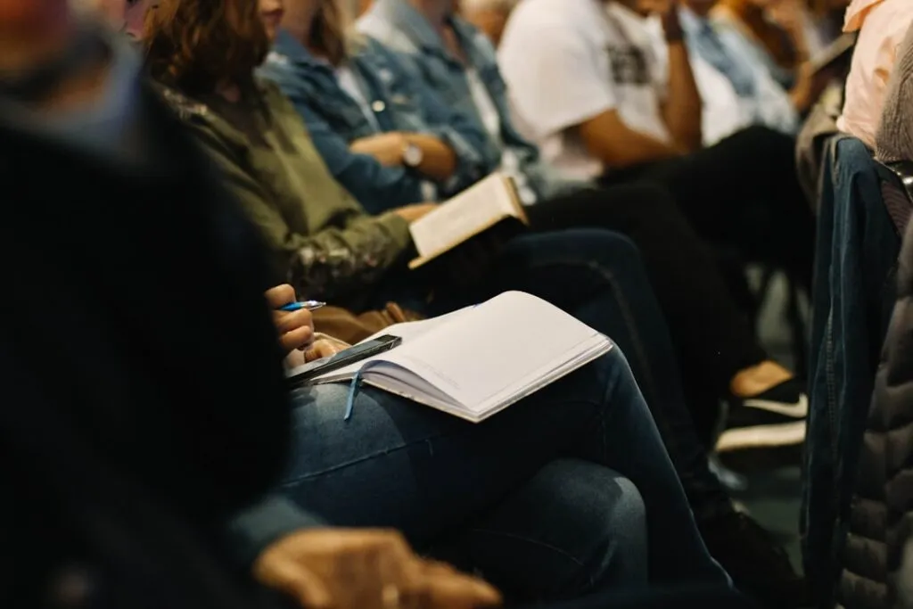Strategii pentru Succes în Învățământul Postuniversitar Photo Classroom discussion