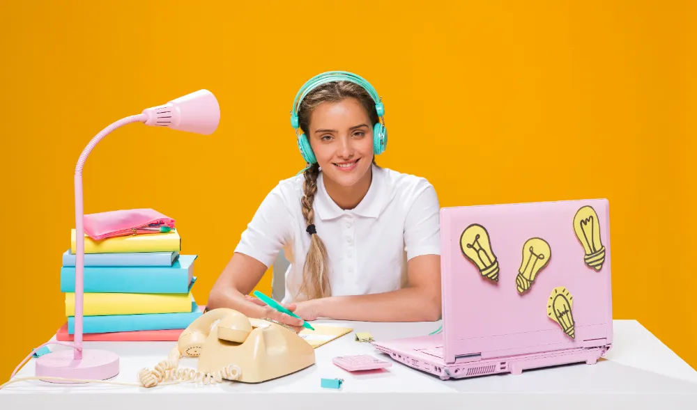 Care sunt avantajele participării la un curs față de învățarea online