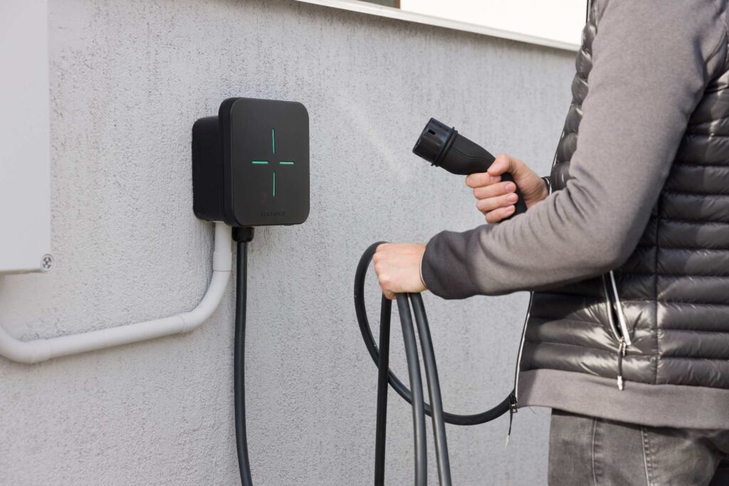 Vrei o stație de încărcare electrică acasă? Iată câteva motive pentru care merită să le descoperi pe cele de la Lektri.co