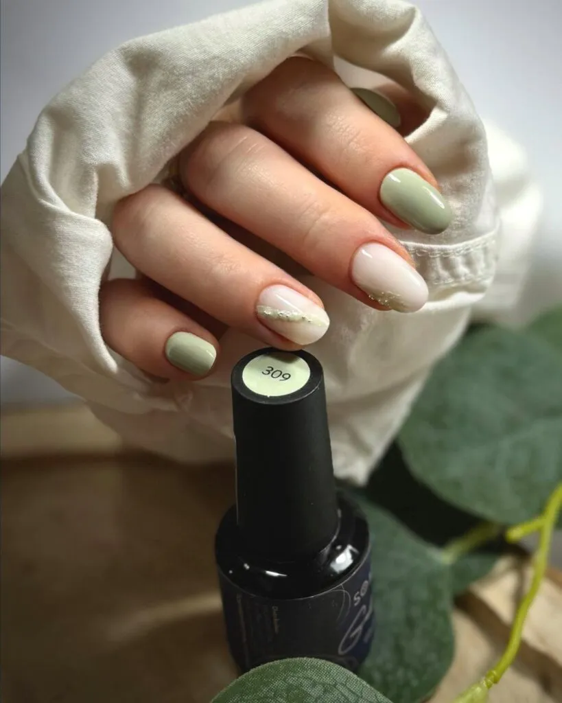 Unghii minimaliste: cum să obții un look elegant cu culori neutre și un accent fin de Nail Art