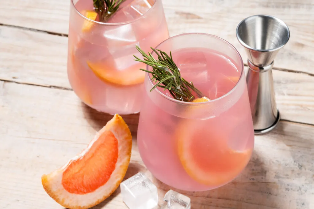 5 rețete simple de cocktailuri pe bază de gin roz