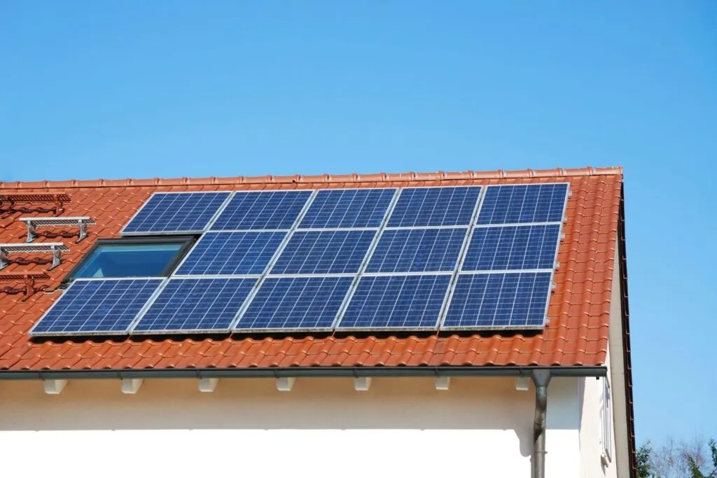 Cum alegi sistemul fotovoltaic potrivit pentru locuința ta Cum alegi sistemul fotovoltaic potrivit pentru locuința ta
