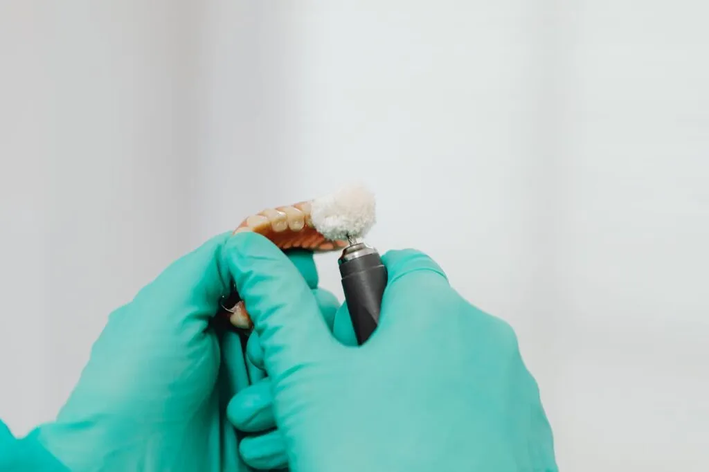 Tehnicianul dentar: ce rol joacă în restaurarea dentară?
