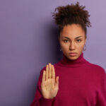 Cum ajută terapia persoanele care se confruntă cu discriminare rasială?