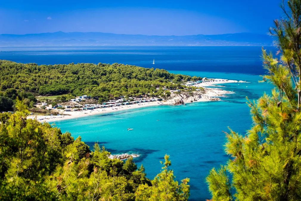 5 Plaje ascunse din Halkidiki de care turiștii obișnuiți nu știau 5 Plaje ascunse din Halkidiki de care turiștii obișnuiți nu știau