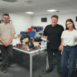 UZINEX deschide la Iași primul centru din România unde persoanele cu dizabilități locomotorii învață gratuit să programeze roboți industriali
