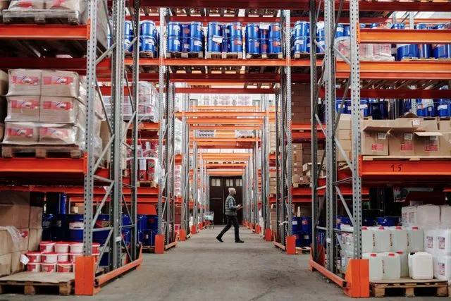 Coletul tău ajunge mai repede datorită roboților din spatele scenei. Cum automatizează ZEDlog depozitele magazinelor online
