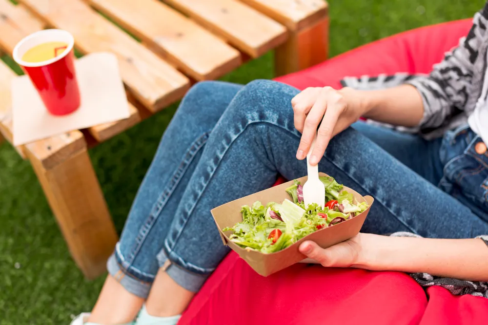 Cum influențează grosimea cartonului stabilitatea bolului pentru salată?