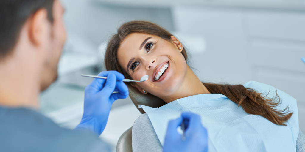 Cum alegi o clinică stomatologică pentru un tratament complex? 7 lucruri de verificat ghid-alegere-stomatolog-baia-mare