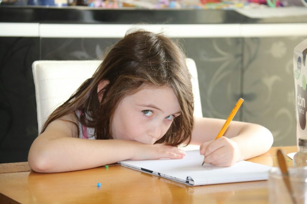 Cum poate fi susținut un copil cu dificultăți de concentrare Photo child with concentration difficulties